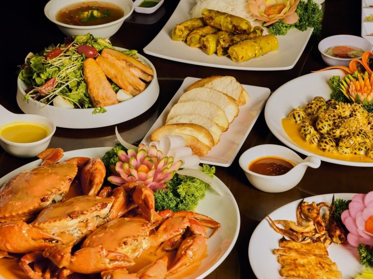 Ẩm thực Bãi Cháy đa dạng từ hải sản tươi đến quán bình dân.