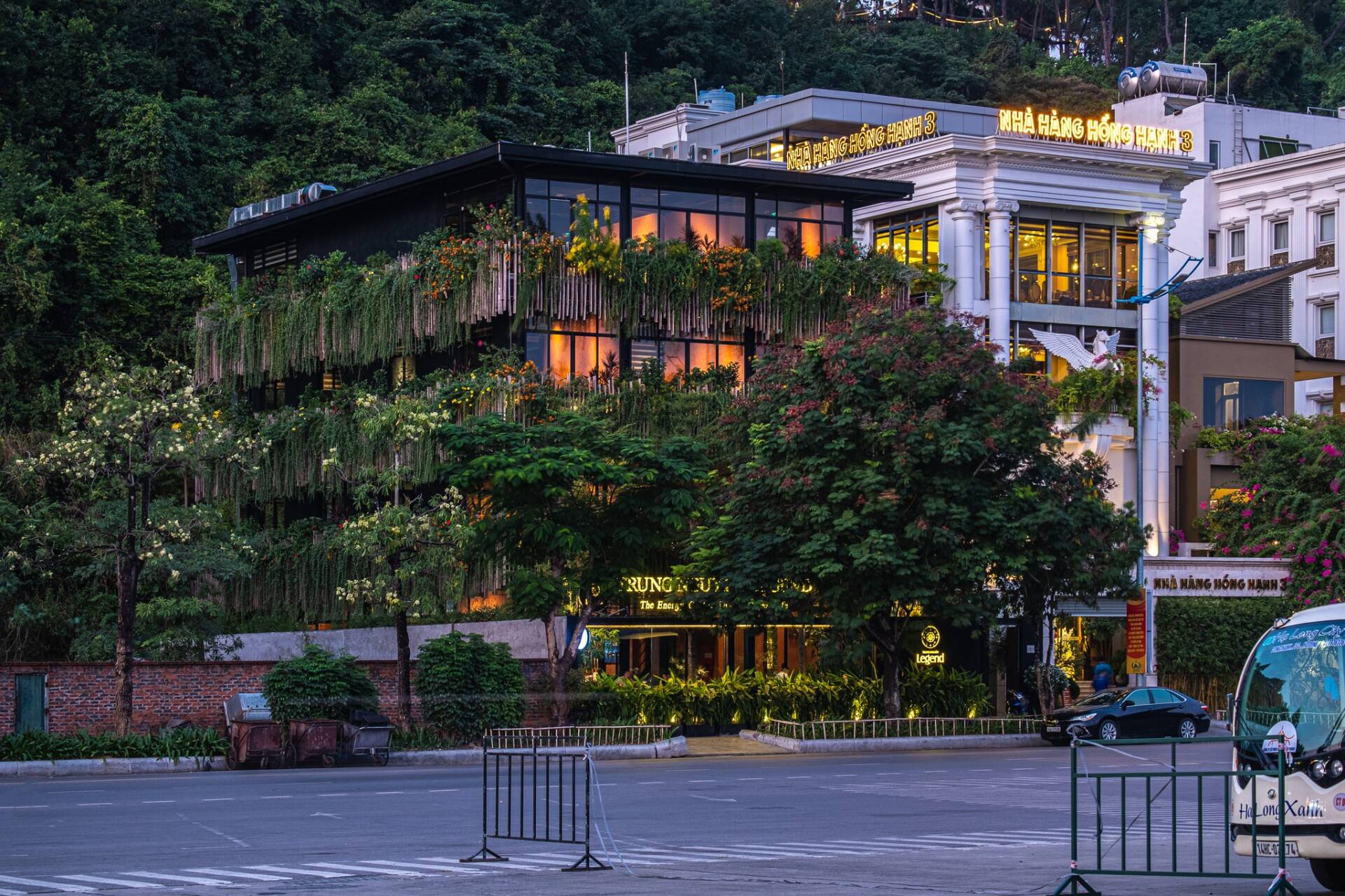 Nhà hàng Hồng Hạnh 3 gần Sun World thuận tiện ăn tối.