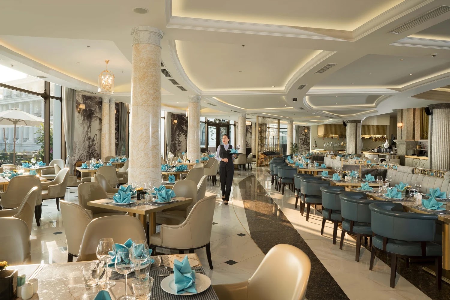 Nhà hàng gần Sun World Ha Long sang trọng, thiết kế mở hướng biển.