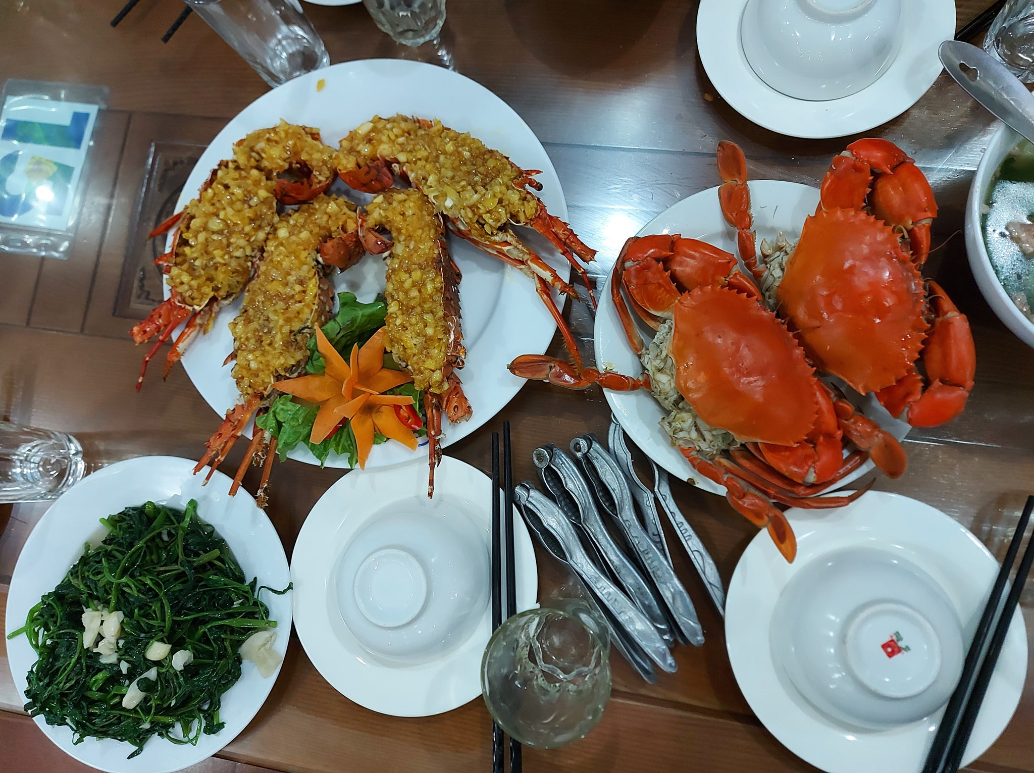 Linh Đan Restaurant Bãi Cháy phục vụ món Việt và món Âu.