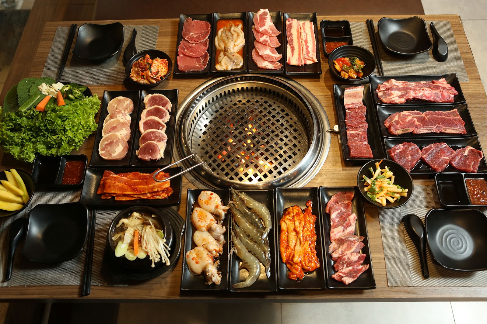 Papa’s BBQ Bãi Cháy phục vụ thịt và hải sản nướng quốc tế
