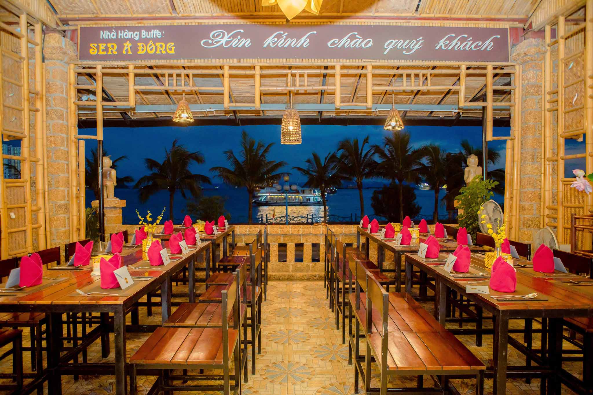 Nhà hàng Buffet Sen Á Đông phục vụ 120 món Á Đông hướng biển.