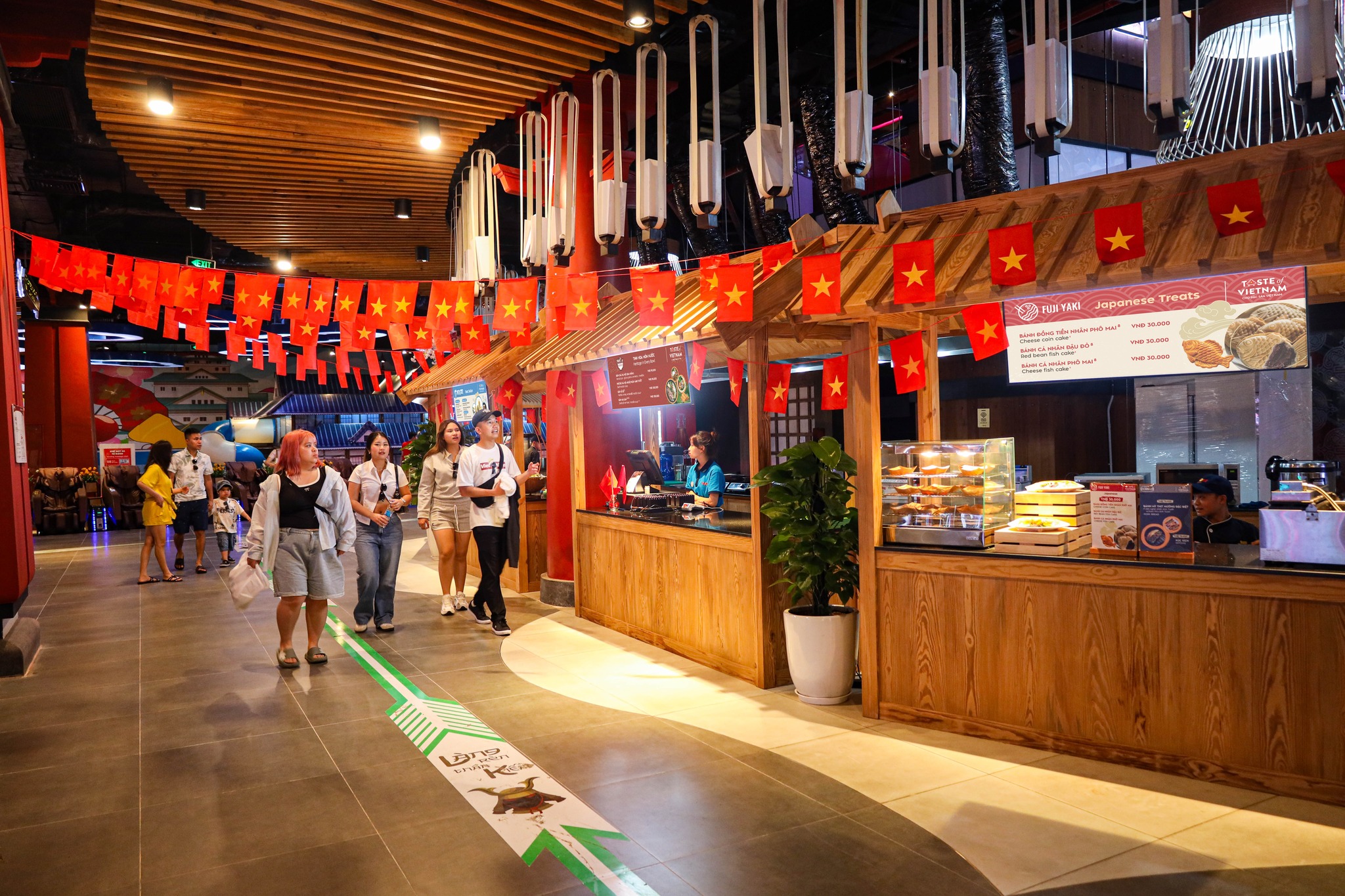 Food Court Sun World Ha Long phục vụ món Á-Âu, ăn nhanh, tiết kiệm.