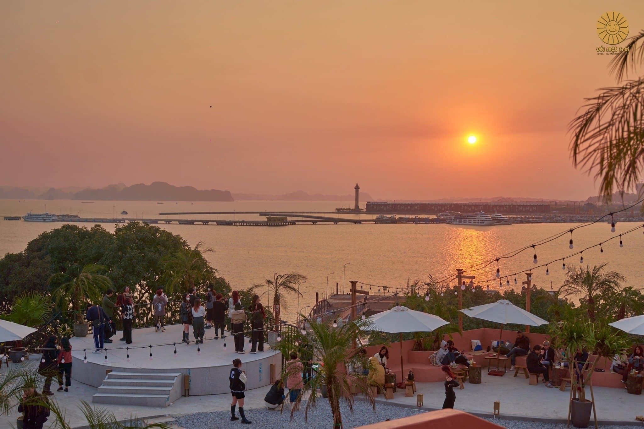 Café Vòng Quay Mặt Trời view vịnh Hạ Long.