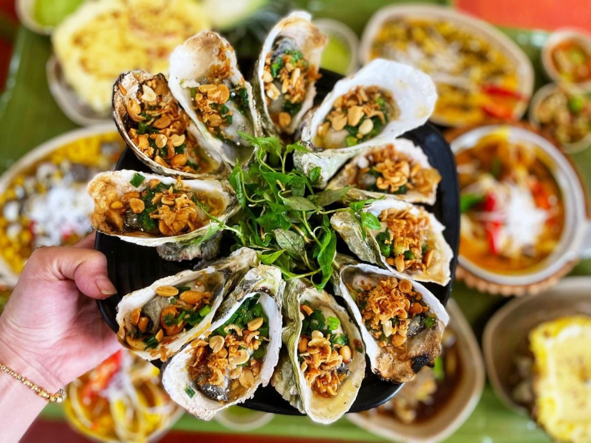 Nhóm du khách thưởng thức hải sản địa phương ấm cúng tại nhà hàng gần Sun World Ha Long.