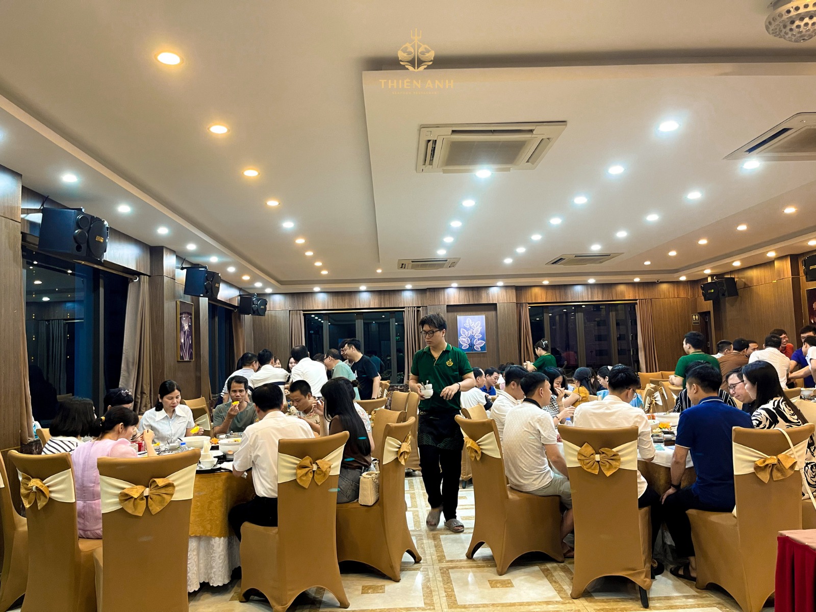 Nhà hàng Thiên Anh rộng rãi, phục vụ hải sản tươi cho đoàn đông.