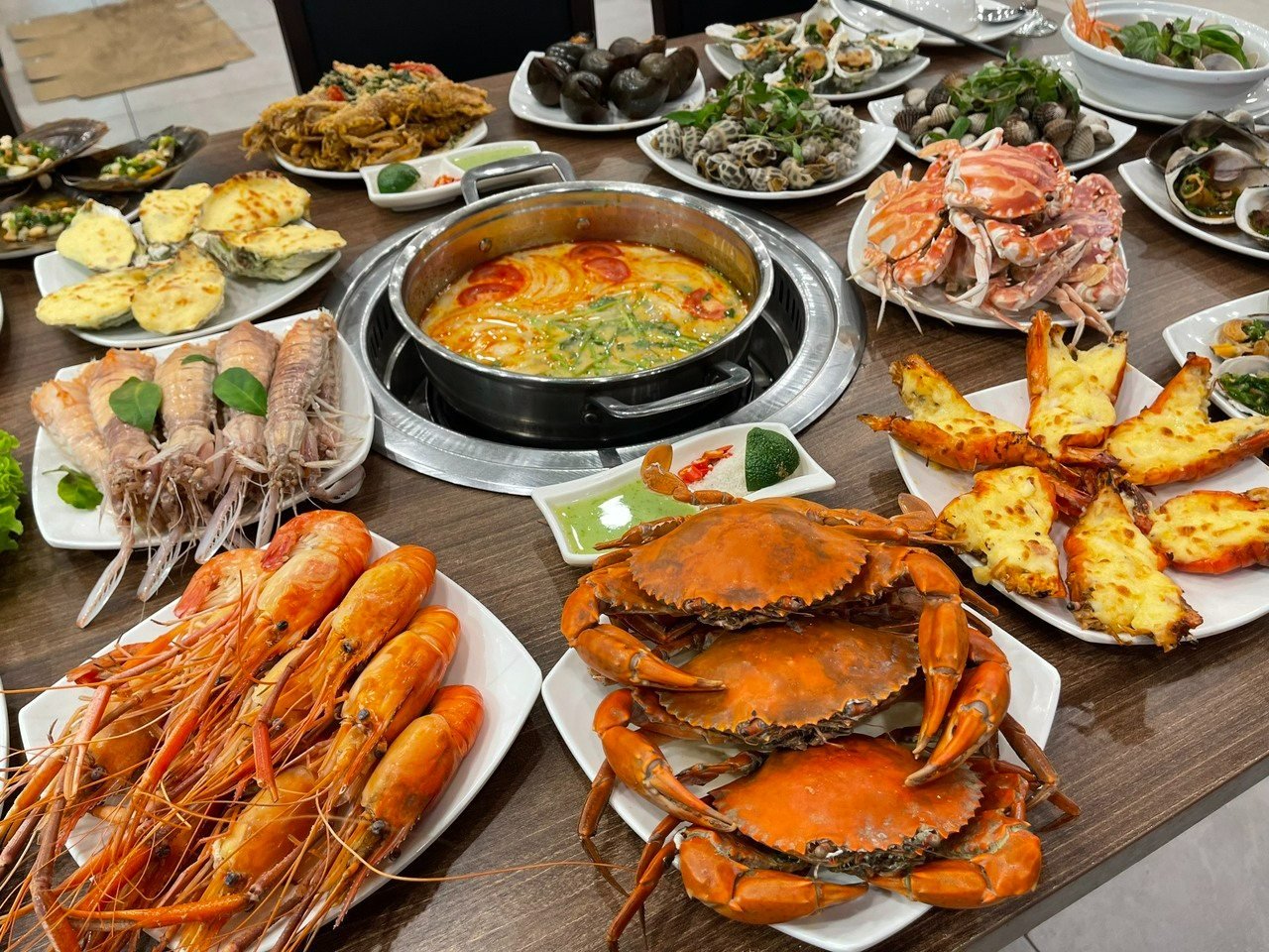 Nhà hàng hải sản lâu năm phục vụ món tươi sống tại trung tâm.