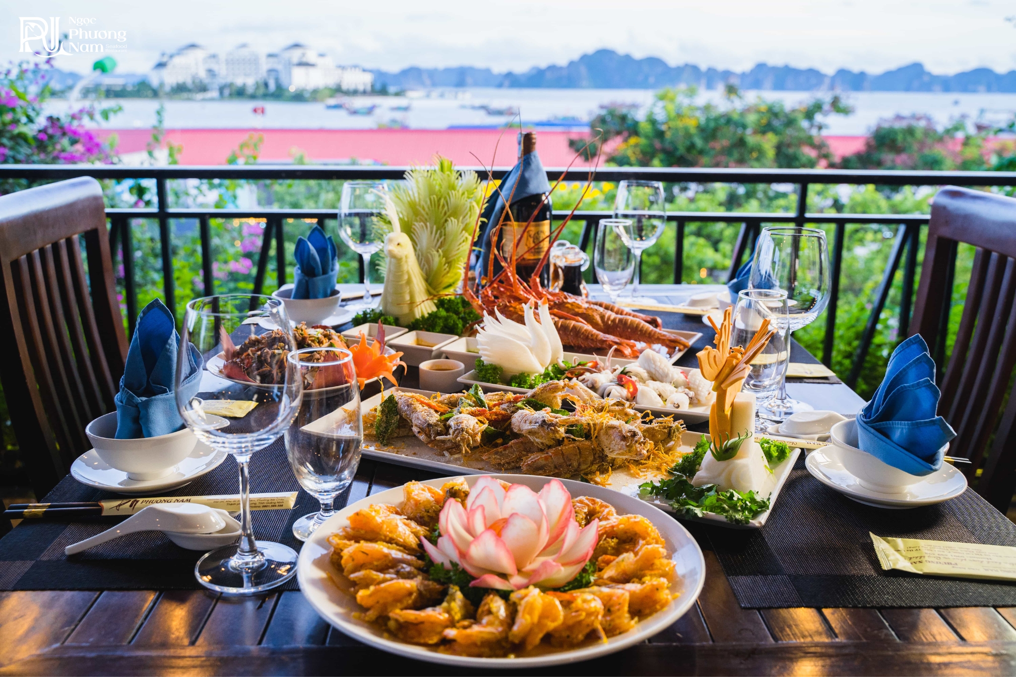 Nhà hàng Ngọc Phương Nam phục vụ hải sản tươi, không gian hướng biển.