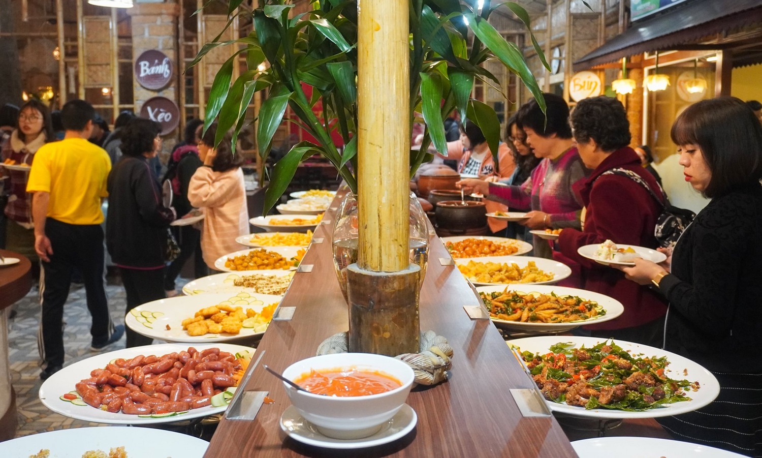 Khu Bãi Cháy gần Sun World thuận tiện kết hợp ăn uống sau tham quan.