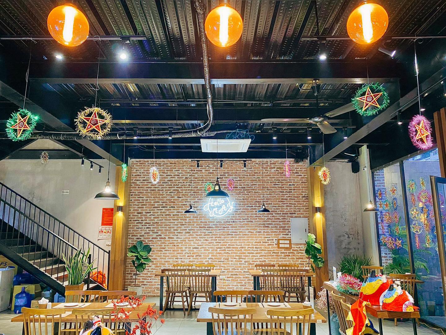 Thực đơn đa dạng gồm món ăn nhẹ và đồ uống.