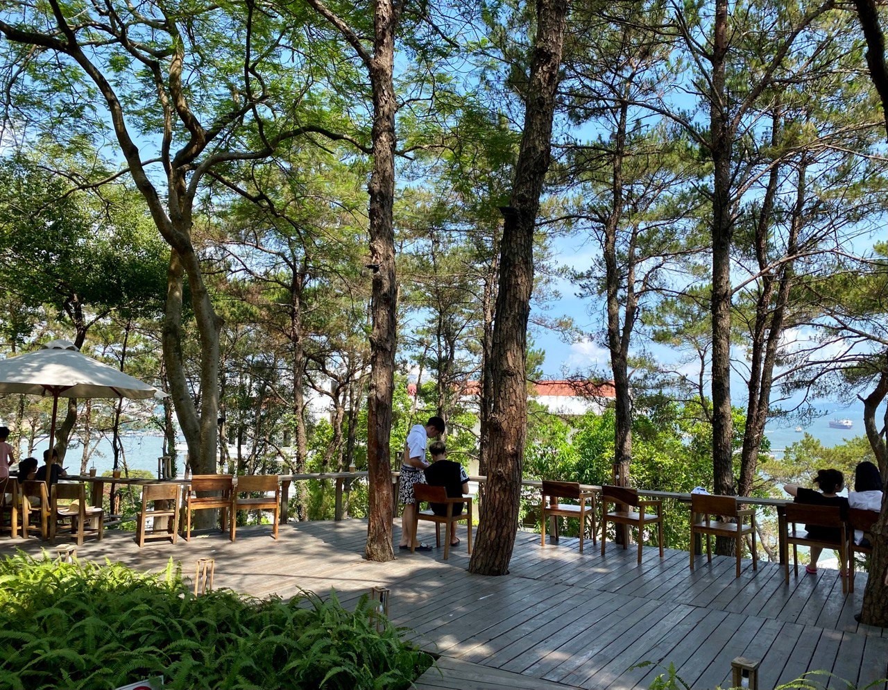 Không gian thoáng đãng kết hợp cảnh quan biển rộng mở.