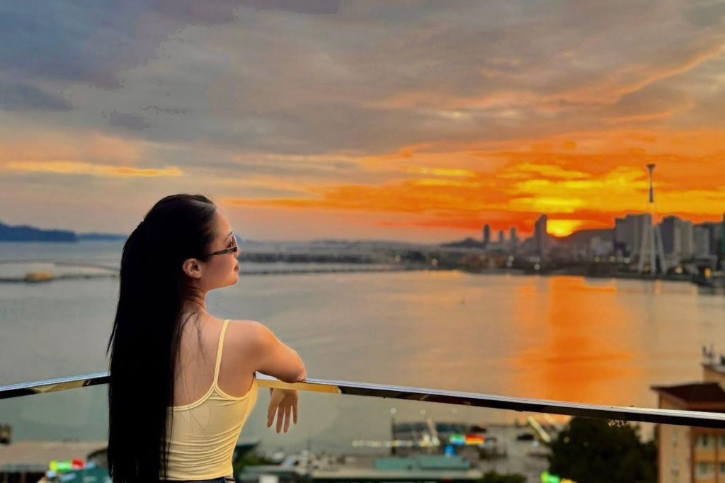 Vị trí cao giúp quan sát biển và thành phố cùng lúc.