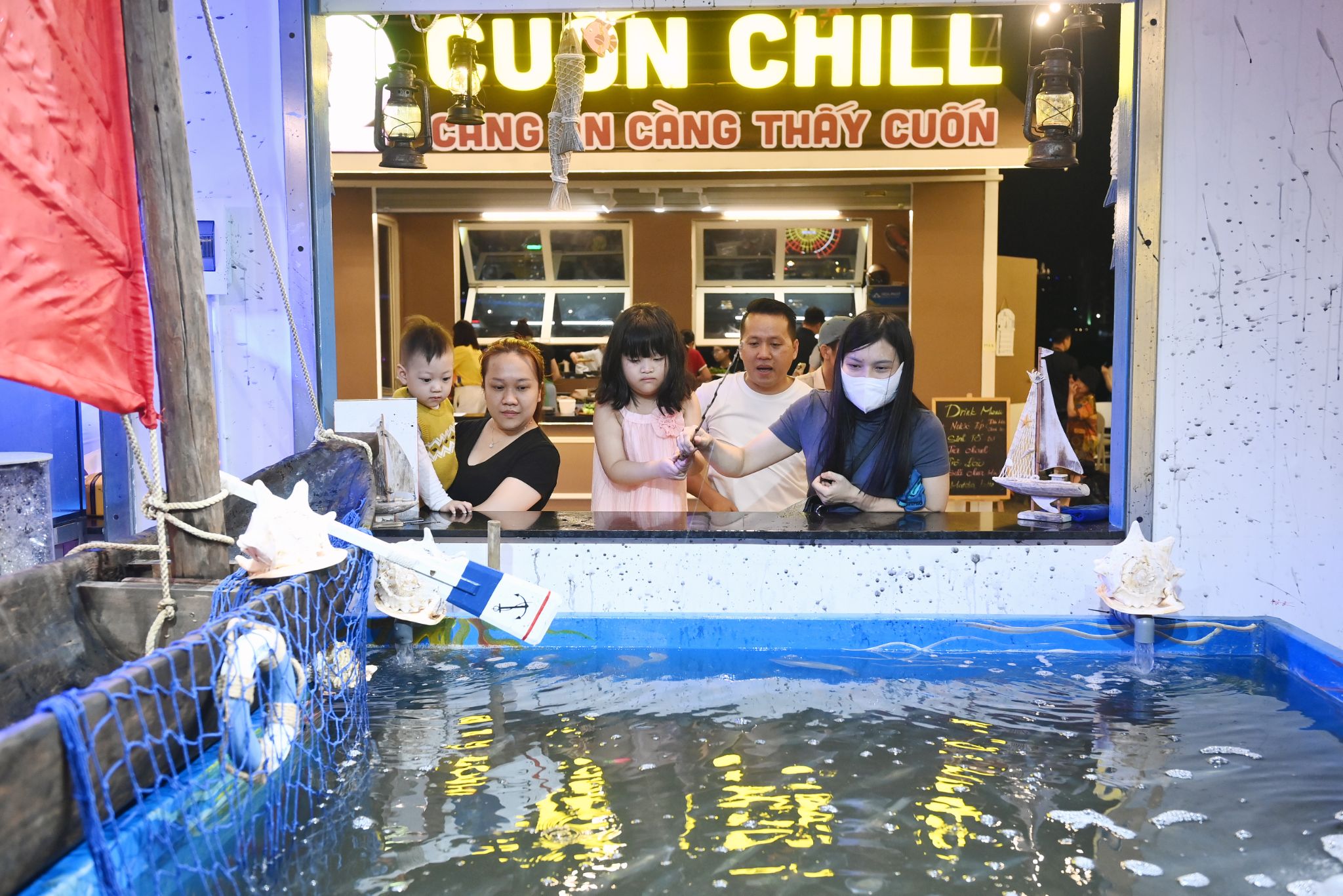 Với gia đình, đặc biệt có trẻ nhỏ hoặc người lớn tuổi, khu tổng hợp với các món Việt sẽ là lựa chọn an toàn.