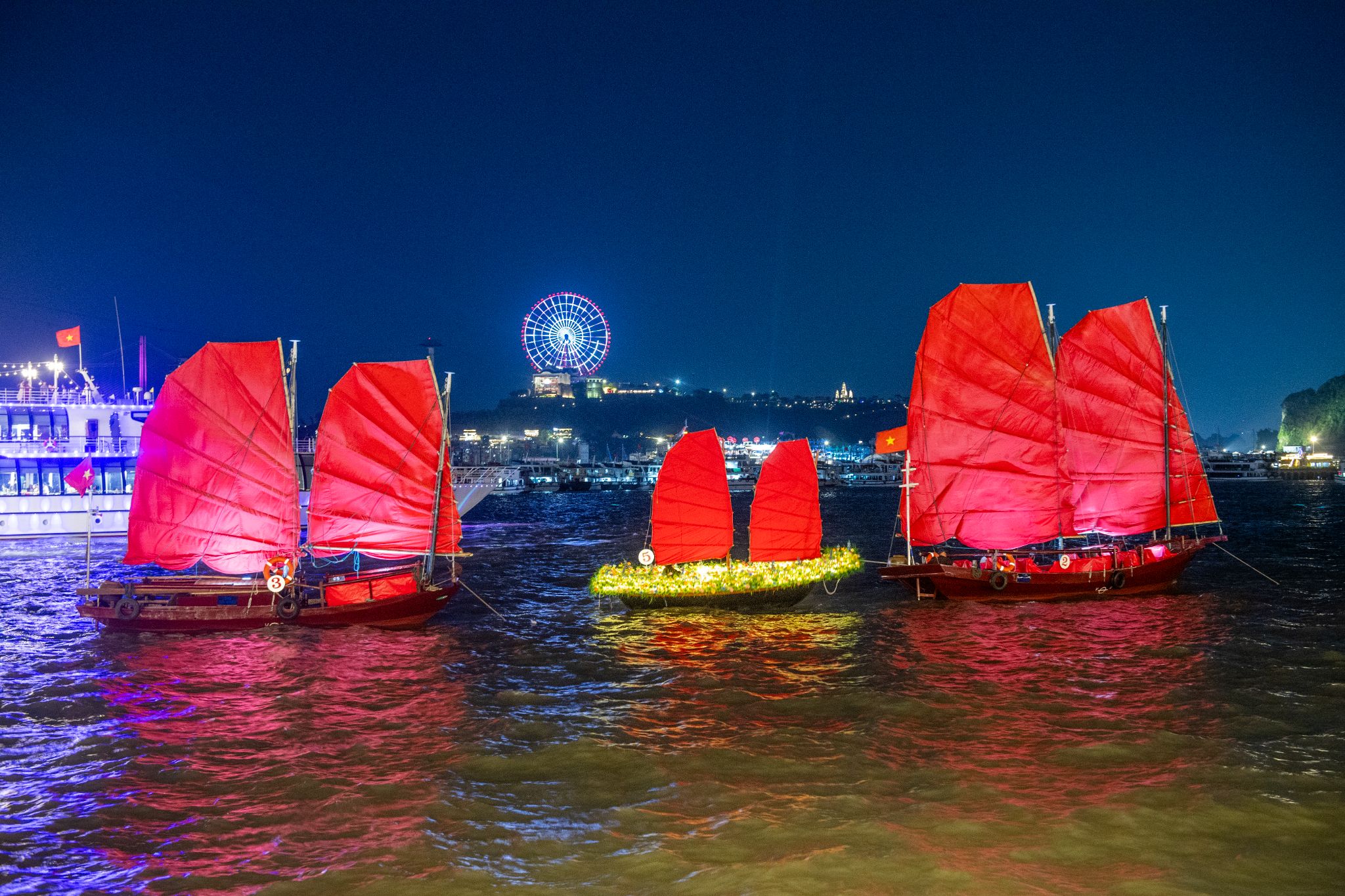 Một trong những điểm check-in mới nổi bật nhất tại VUI-Fest Ha Long chính là khu vực diễn ra màn thủy diễn thuyền buồm đỏ.
