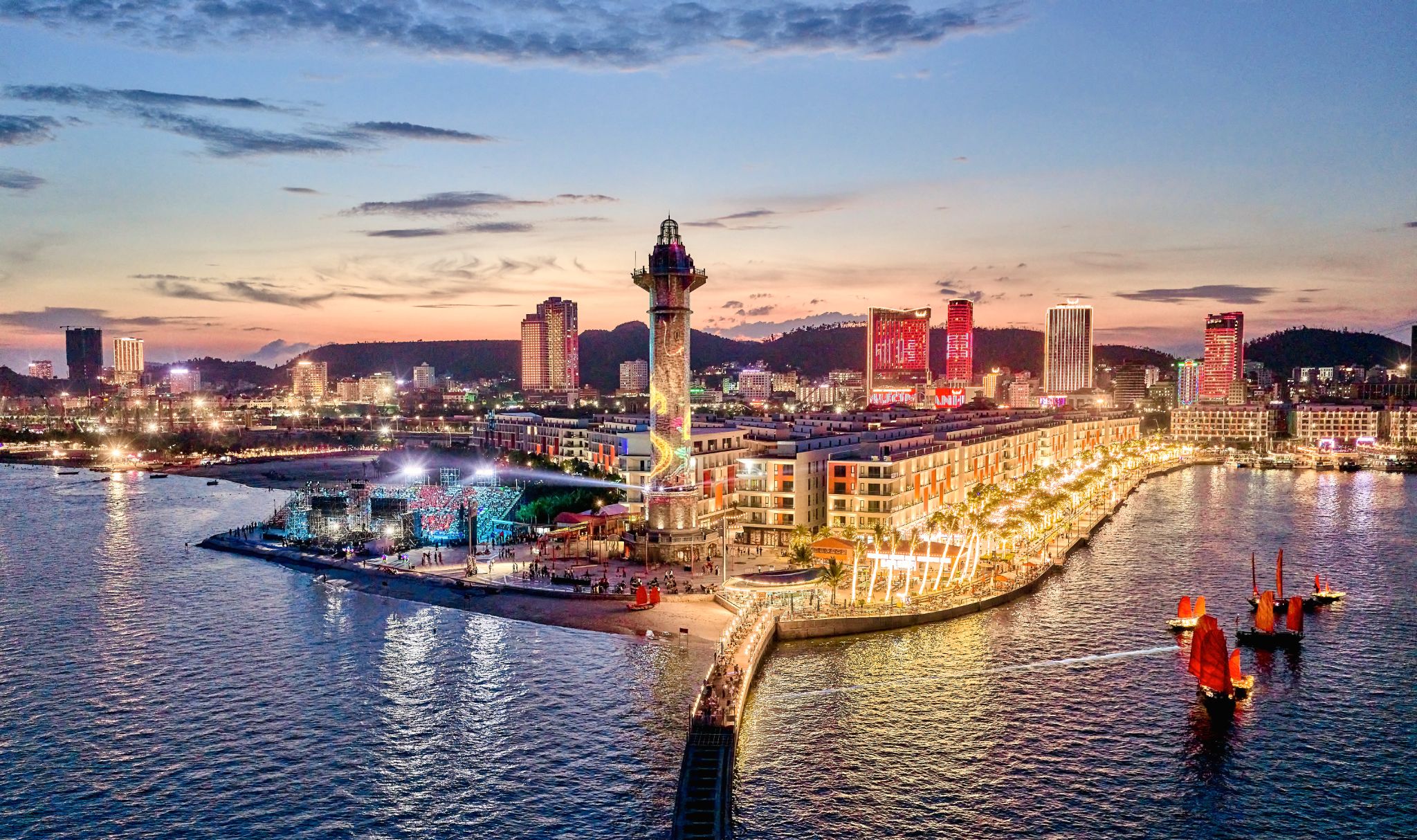 Cổng vào VUI-Fest Ha Long nổi bật với ánh đèn rực rỡ tạo background chụp ảnh ấn tượng