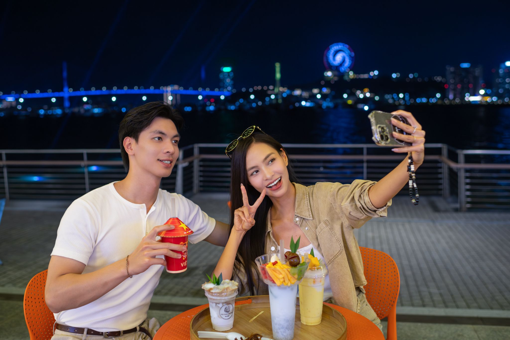 Chỉ cần chọn góc và giơ máy lên, bạn đã có thể mang về hàng loạt bức ảnh ấn tượng.
