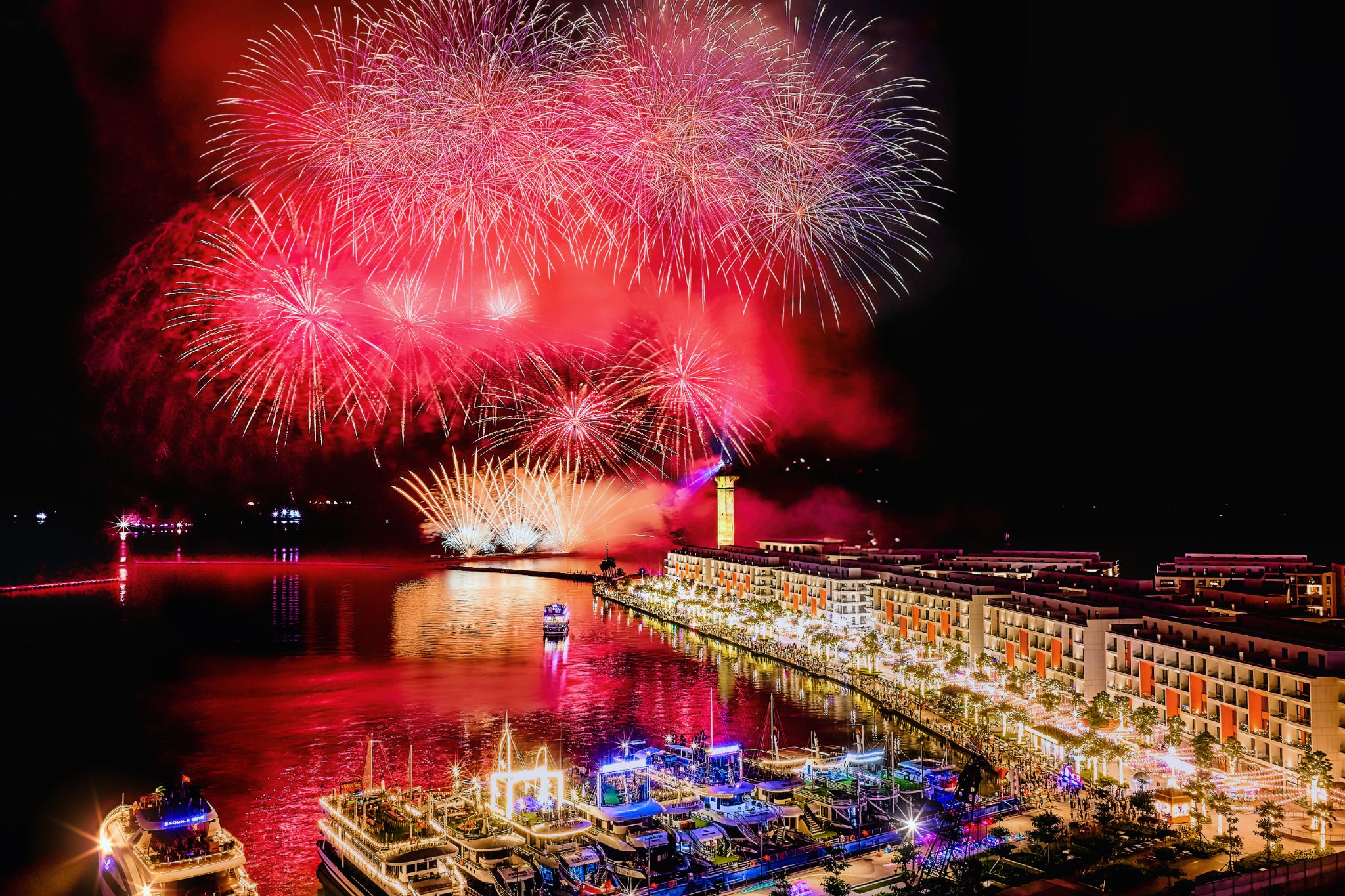 Buổi chiều tối bạn có thể di chuyển đến Bãi Cháy để trải nghiệm VUI-Fest