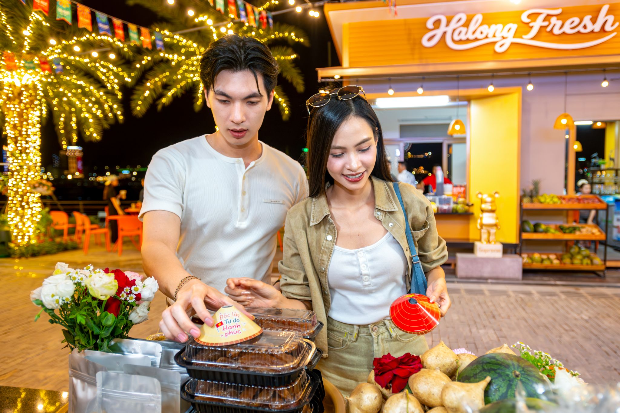Bạn nên trải nghiệm food tour bằng cách thử nhiều món tại các gian hàng