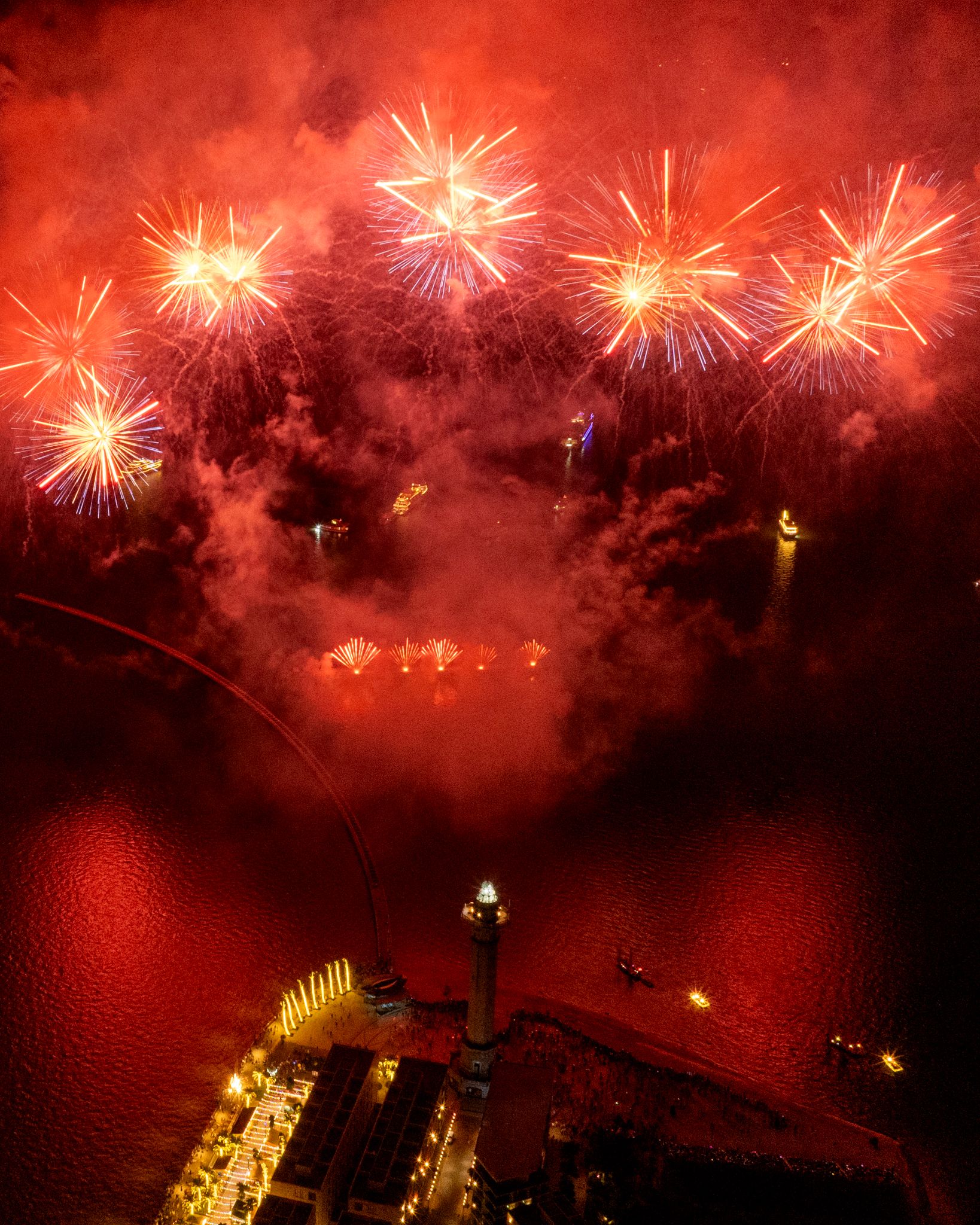 Màn pháo hoa rợp trời ở chợ đêm VUI-Fest Ha Long