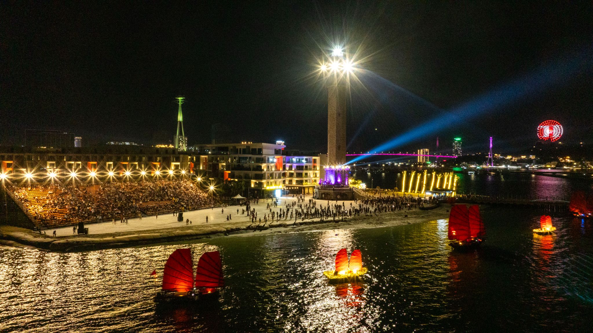 Màn thuỷ diễn buồm đỏ tại VUI-Fest Ha Long.