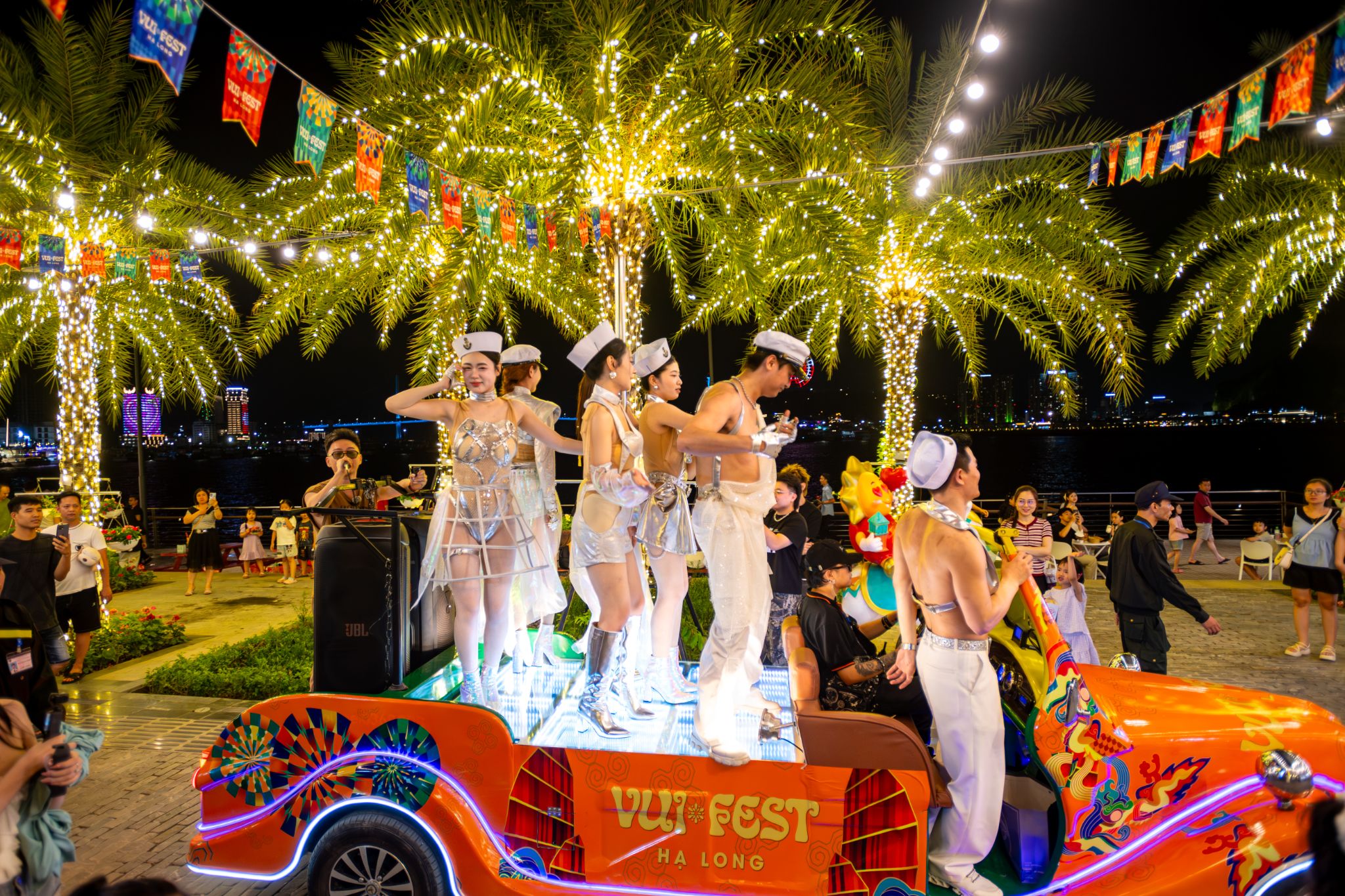 Biểu diễn đường phố tại VUI-Fest tạo sự tương tác gần gũi giữa nghệ sĩ và khán giả