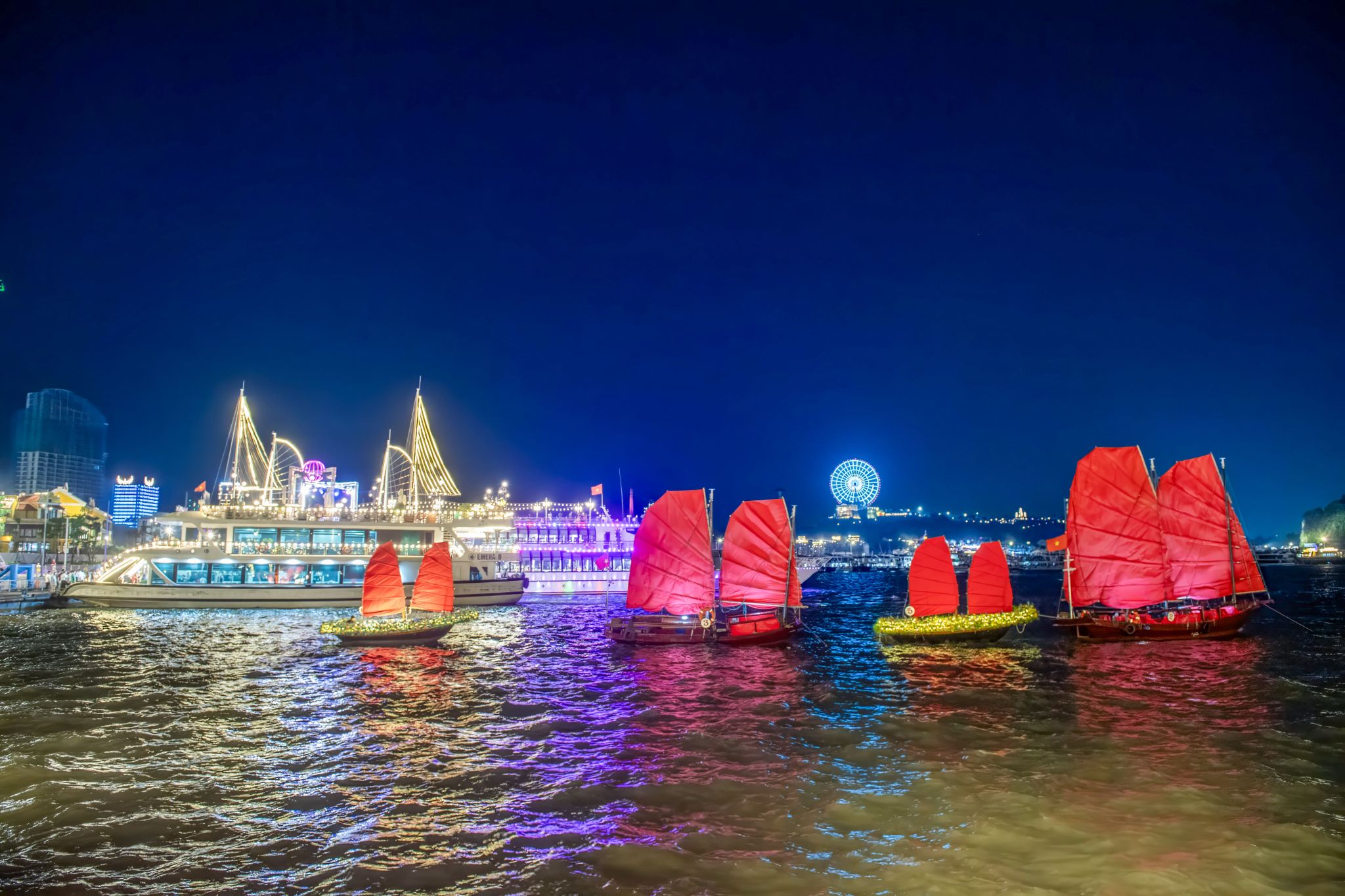 Show thủy diễn buồm đỏ tái hiện Hạ Long xưa cũ, mang phong cách thương cảng phồn vinh.