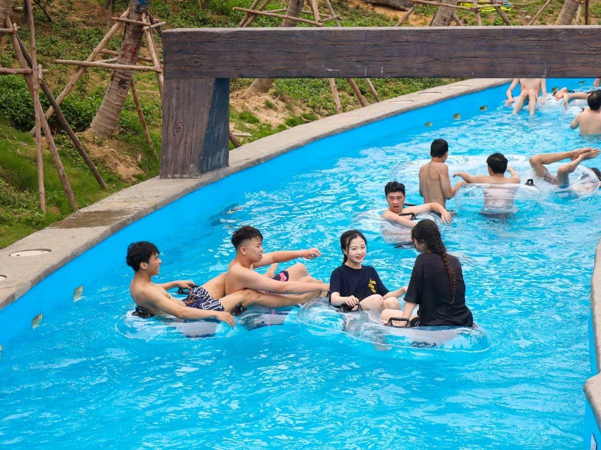 Nếu đi vào mùa hè, công viên nước Typhoon Water Park sẽ là lựa chọn lý tưởng để giải nhiệt với các trò chơi dưới nước sôi động.