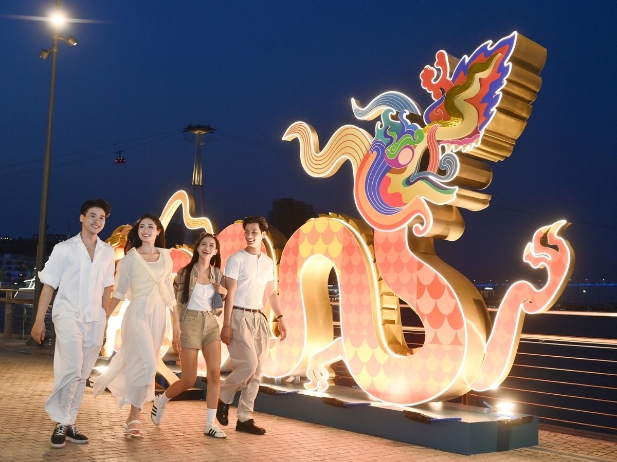 Nhiều hoạt động giải trí, biểu diễn nghệ thuật và khu ẩm thực phong phú chỉ thực sự “bừng sáng” vào buổi tối.