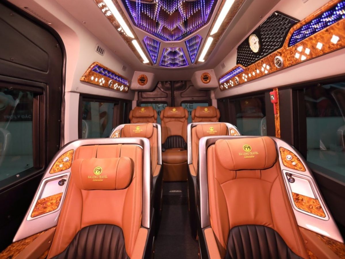 Đối với du khách đi VUI-Fest từ Hà Nội, xe limousine là lựa chọn phổ biến nhờ sự tiện lợi và thoải mái.