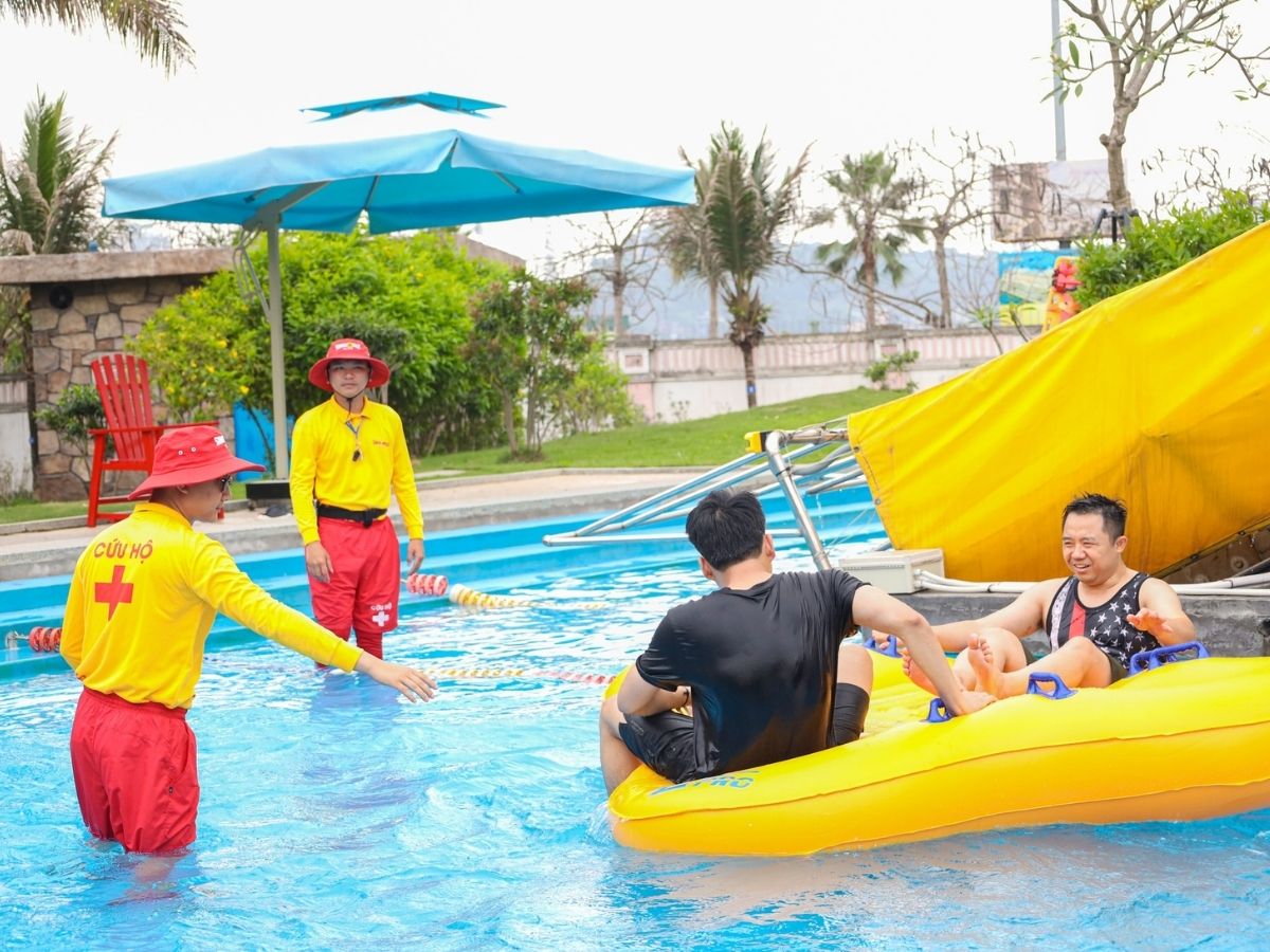 Sau khi đến nơi và nghỉ ngơi nhẹ, buổi chiều là thời điểm lý tưởng để vui chơi tại Sun World Ha Long.