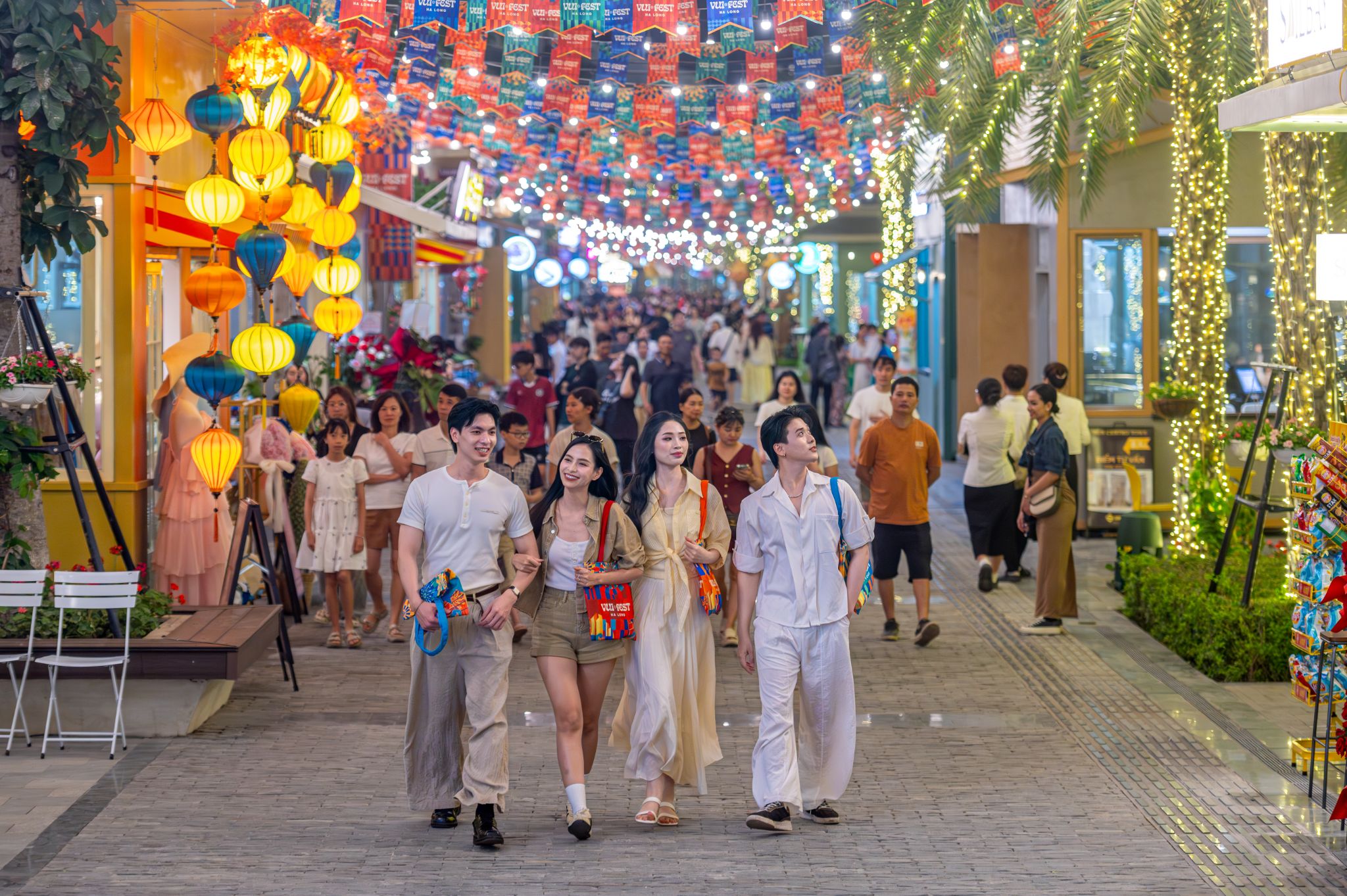Buổi tối, tiếp tục hành trình tại VUI-Fest Hạ Long từ Hải Phòng với các hoạt động ăn uống và giải trí về đêm.