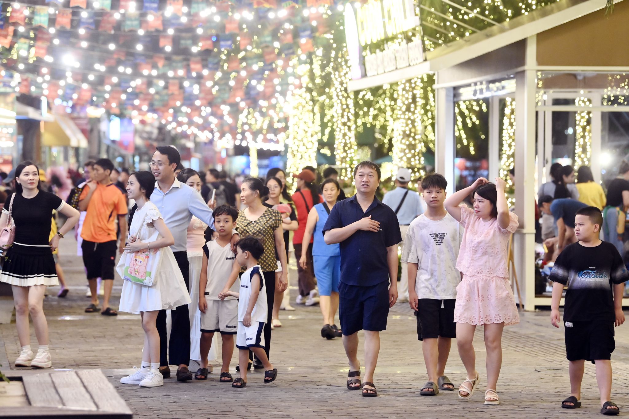VUI-Fest Hạ Long nằm ngay khu Bãi Cháy trung tâm du lịch sầm uất, vì vậy việc tìm chỗ gửi xe khá dễ dàng và không mất nhiều thời gian.