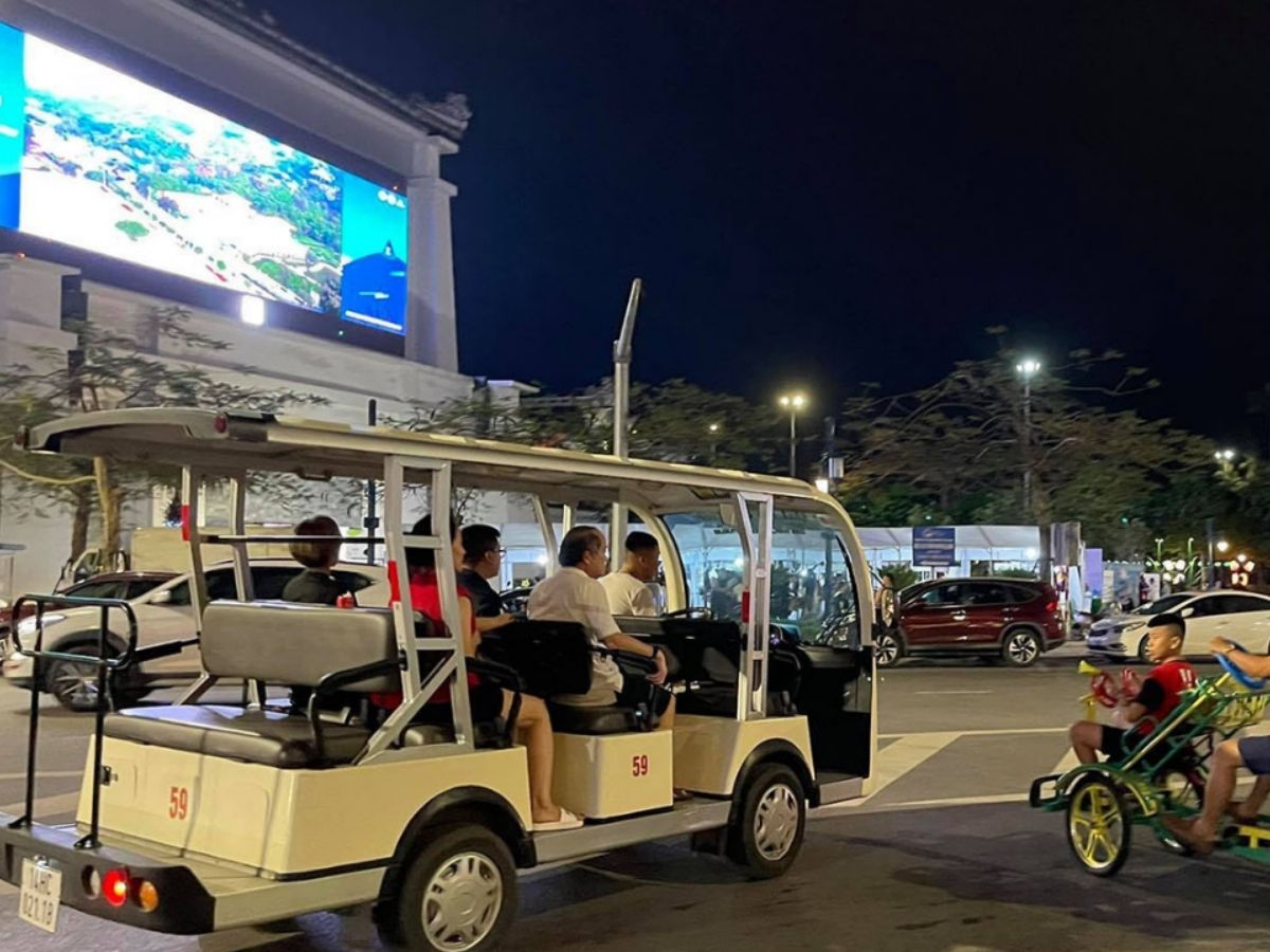 Xe điện là một trong những phương tiện du lịch phổ biến tại Hạ Long, đặc biệt ở khu vực Bãi Cháy.