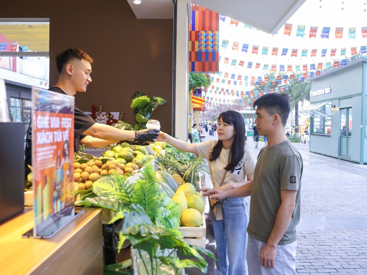 Do diện tích khu VUI-Fest khá rộng và lượng khách nhiều, bạn nên kết hợp giữa đi bộ và nghỉ chân hợp lý.