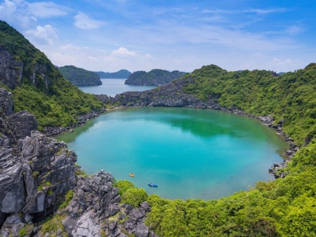 Quảng Ninh tháng 1 với thời tiết se lạnh, tạo nên bầu không khí trầm lắng, bình yên.