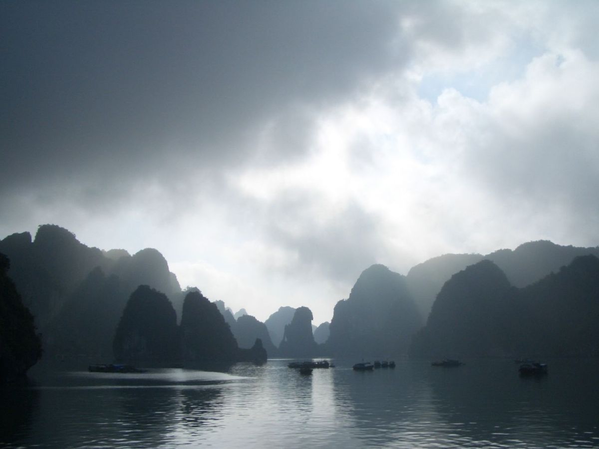 Du khách trải nghiệm khám phá vịnh Hạ Long tháng 1 với khung cảnh mù sương, huyền bí, ấn tượng.