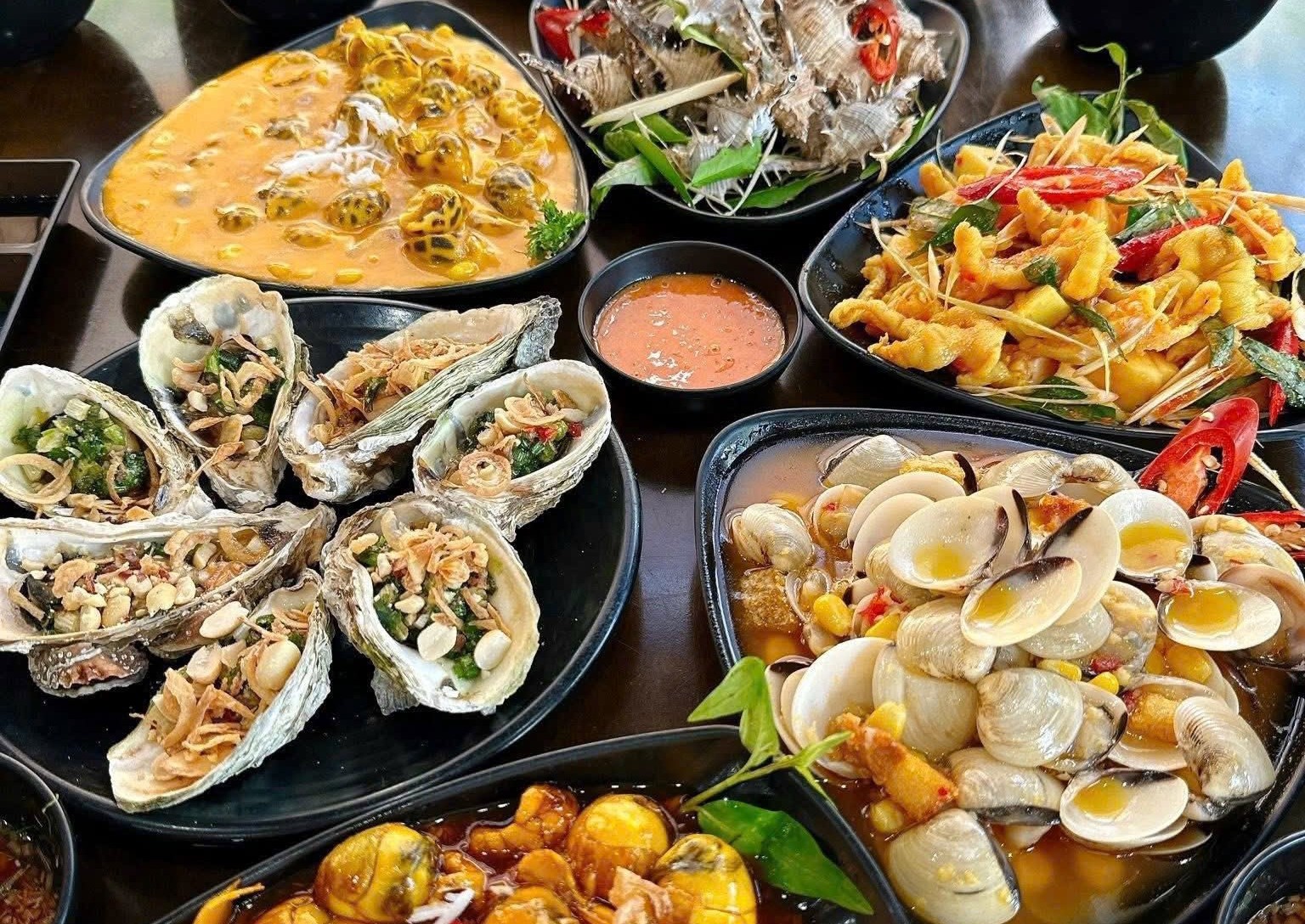 Hải sản Quảng Ninh nổi tiếng thơm ngon, đa dạng như các loại ốc biển, hàu, ghẹ,...