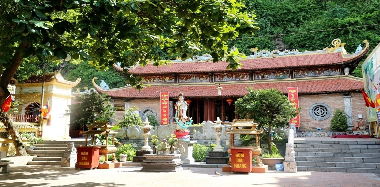 Chùa Long Tiên à điểm đến quen thuộc của người dân địa phương trong những ngày đầu xuân.