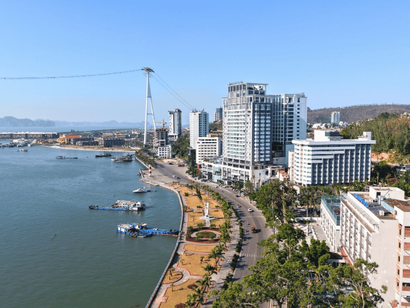 Khi chọn nơi lưu trú, nên ưu tiên các tiêu chí như vị trí gần điểm đón du thuyền, dễ di chuyển tới Sun World Ha Long, giúp tối ưu thời gian đi lại.