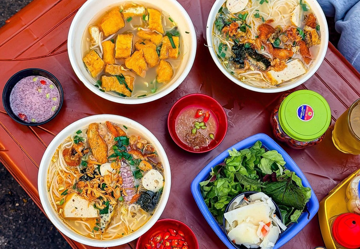 Bún hải sản ăn kèm đậu trần chấm mắm tôm là bữa sáng quen thuộc của người dân địa phương.