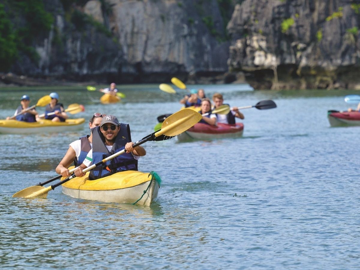 Vịnh Hạ Long từng được bình chọn là một trong những điểm chèo kayak đẹp hàng đầu thế giới.