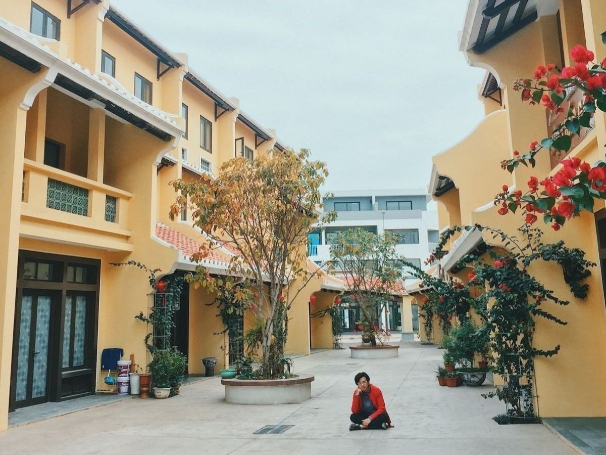 Một điểm dừng chân thú vị khác trong hành trình du lịch Hạ Long tháng 5 là Phố cổ Bãi Cháy.
