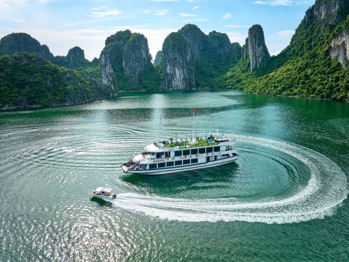 Nhắc đến du lịch Hạ Long tháng 5, trải nghiệm đầu tiên không thể bỏ qua chính là tham quan Vịnh Hạ Long.