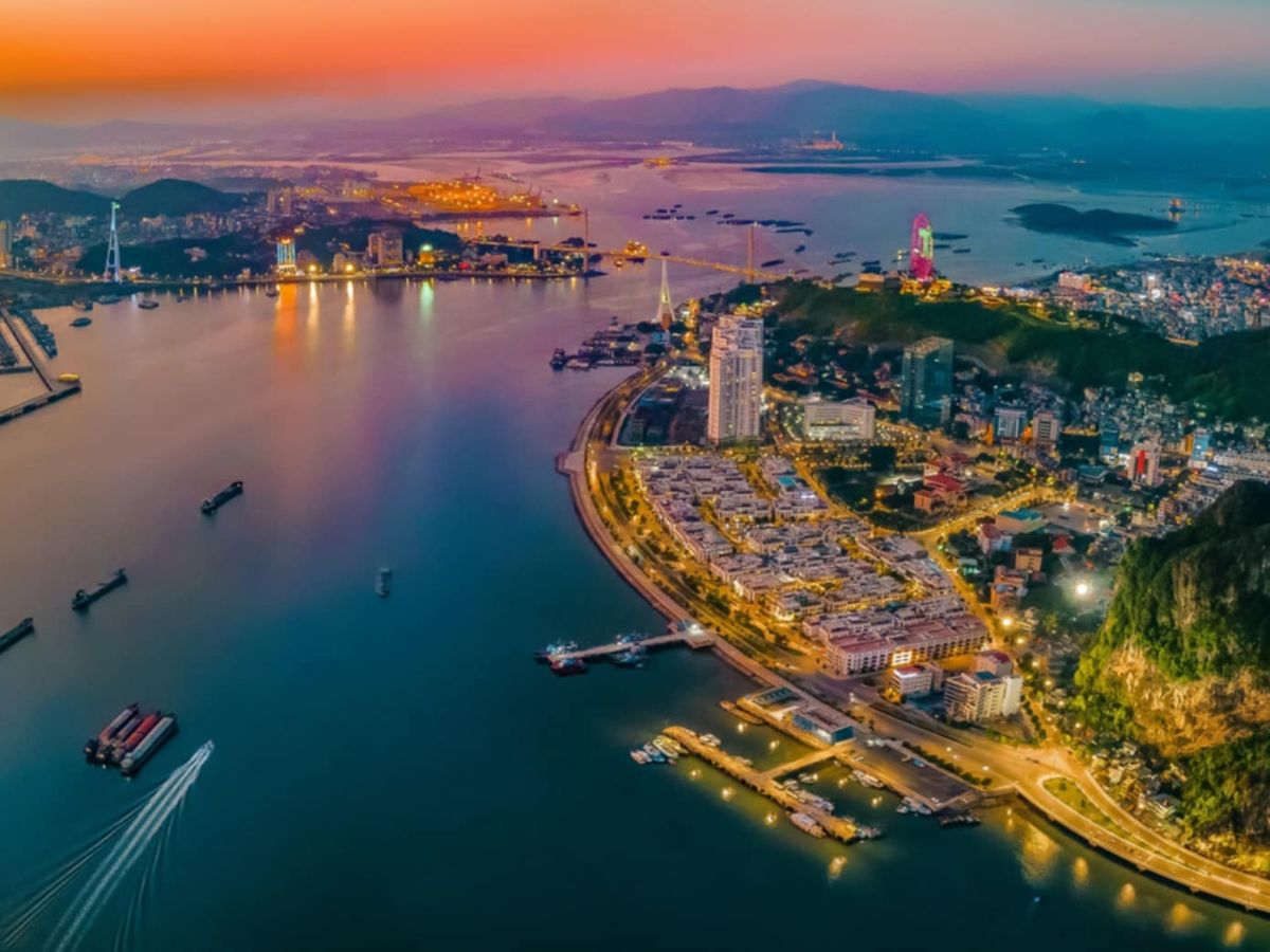 Thời tiết tháng 6 đẹp, thuận lợi để du khách du lịch khám phá Quảng Ninh.