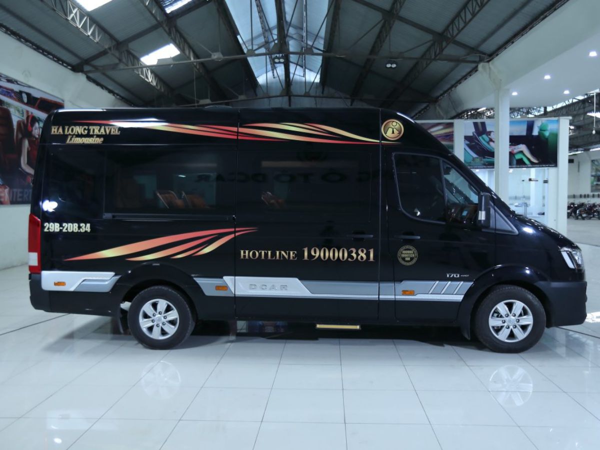 Du khách dễ dàng chọn xe limousine để di chuyển từ Hà Nội đi Hạ Long.