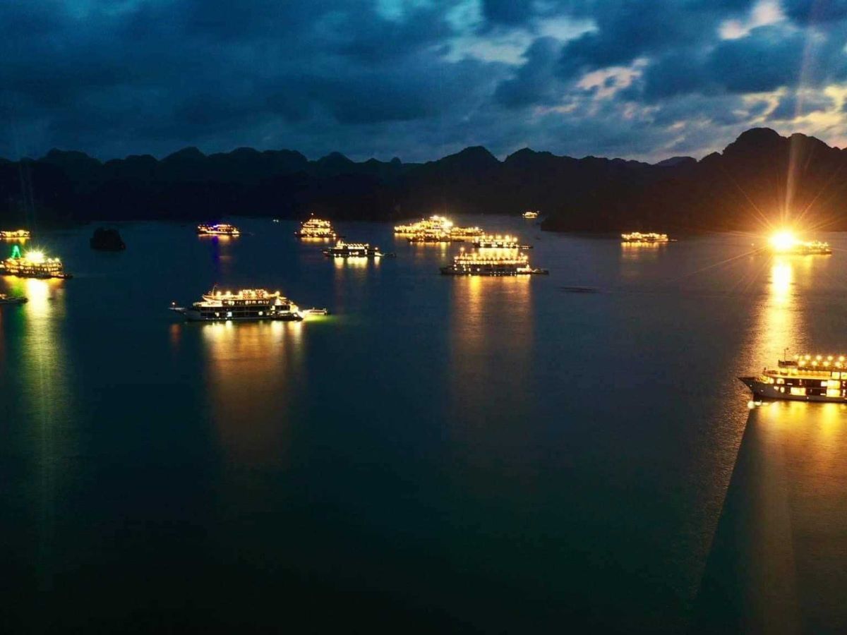 Di du thuyền đêm là một trải nghiệm đáng giá tại Quảng Ninh mà du khách nên thử.