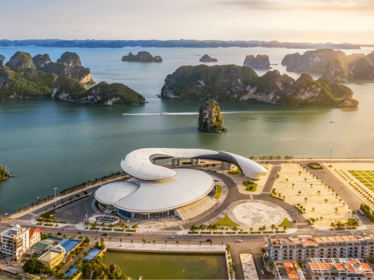Quảng Ninh tháng 8 có thời điểm biển đẹp và hải sản vào mùa.