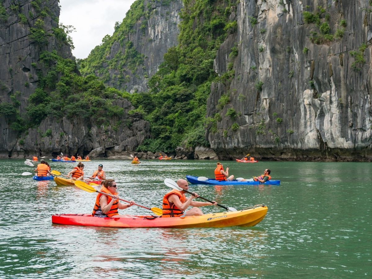 Khi đến Quảng Ninh tháng 8, du khách có thể lựa chọn nhiều hoạt động thể thao nước.