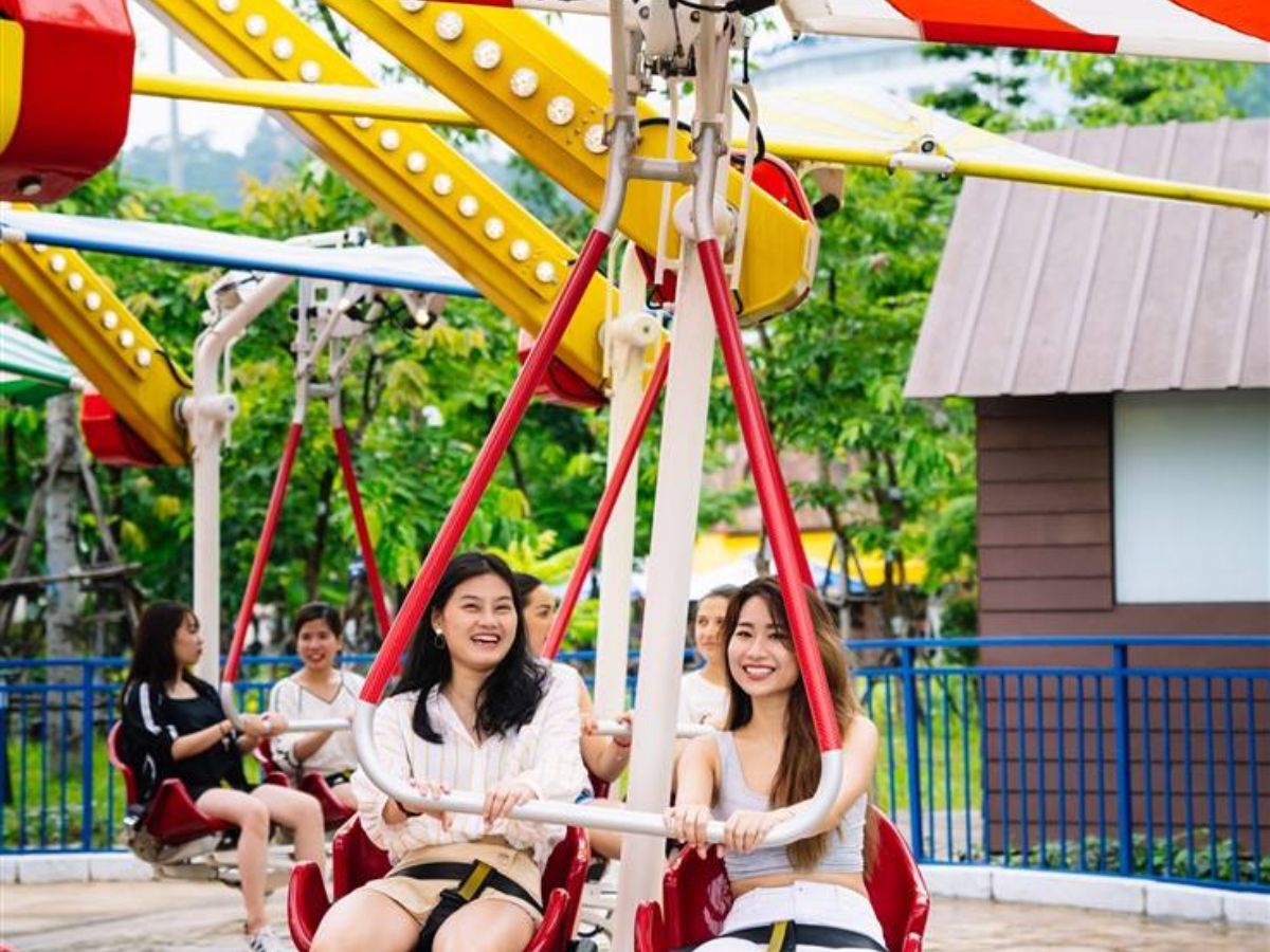 Du khách vui chơi tại tổ hợp giải trí Sun World Ha Long ven biển Bãi Cháy.