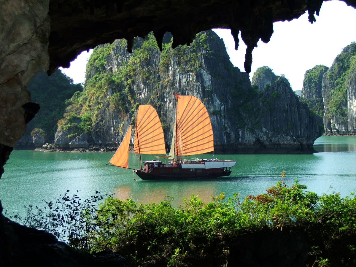 Du khách đi thuyền ra đảo hoặc khám phá các Vịnh tại Quảng Ninh.